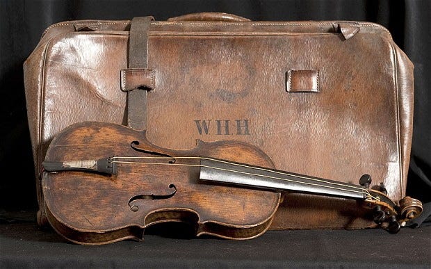 Il s'agit d'une valise et du violon de Wallace H. Hartley, 33 ans, le maître de l'orchestre du Titanic, dont le corps a été retrouvé le 25 avril 1912. Le violon du Titanic est exposé ce petit matin au Titanic Museum Attraction à Pigeon Forge, Tennessee.