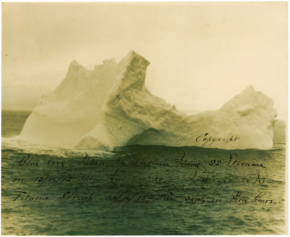 Cette photo reproduite avec l'aimable autorisation de RR Auction montre une rare photo originale de 9,75 x 8 d'un iceberg de forme unique photographié par le capitaine du vapeur Leyland Line SS Etonian, deux jours avant que le Titanic n'entre en collision avec lui.  La photo montre un iceberg massif avec une forme elliptique très particulière, et est légendée à l'encre noire par le capitaine.  RRAuction of Amherst, New Hampshire a déclaré sur son site Web le 26 novembre 2012 que l'imposant iceberg vu dans l'image montée en noir et blanc est 