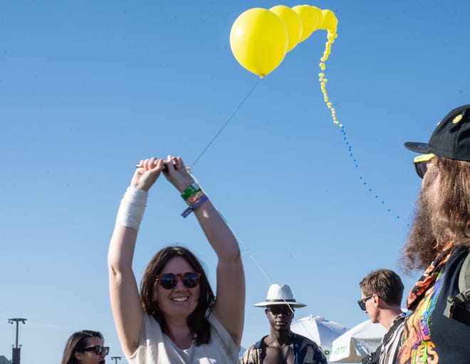 La reportera de Desert Sun Erin Rhode la "cadena de globos" 15 de abril de 2022 en el Festival de Música y Artes de Coachella Valley.