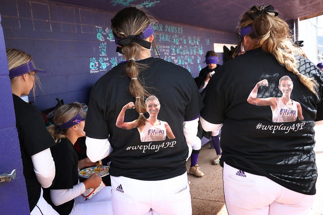 Los jugadores de softbol de Springs usan camisetas en memoria de Jacqueline Jones entre los juegos contra Galina el sábado.