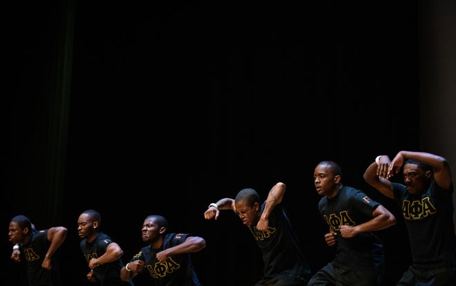 Η ομάδα βημάτων Alpha Phi Alpha από το NC Central University πραγματοποιεί μια παράσταση με βήμα στην Ανατολική Ακτή στο Crown Theatre το Σάββατο, 16 Απριλίου 2022.