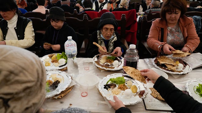 Евреи в Украине наслаждаются сидром в условиях комендантского часа