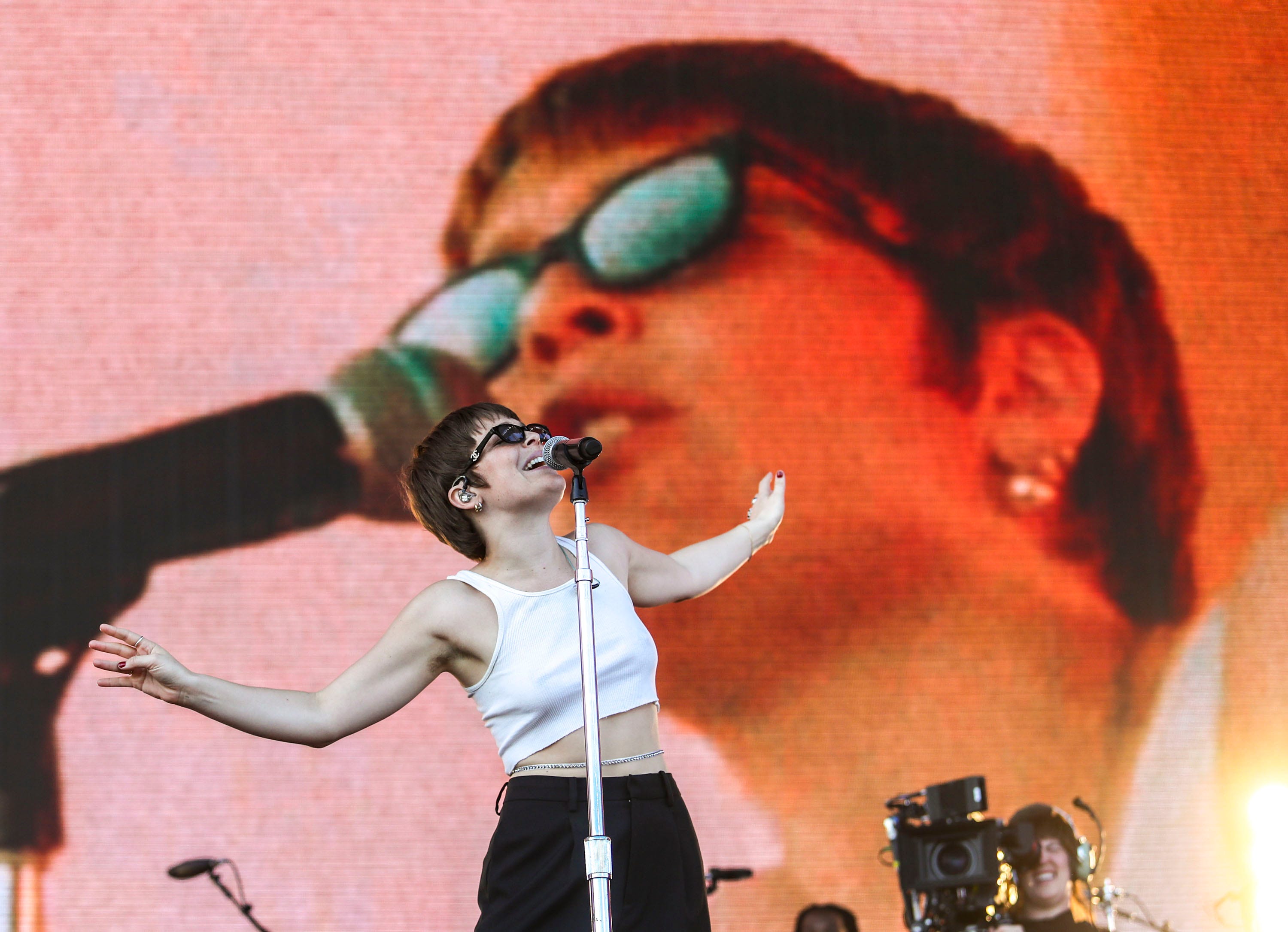Coachella 2022 Maggie Rogers keeps energetic crowd dancing