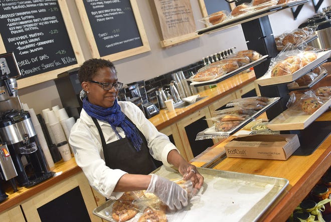 Deborah Cartter envuelve algunos productos recién horneados en Cru Cafe en Newport en 2015.