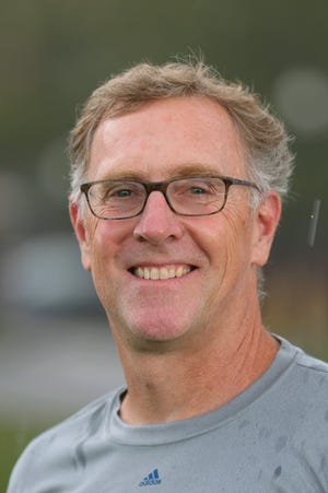 Chris Apple, προπονητής ανδρικού ποδοσφαίρου στο Πανεπιστήμιο του Rochester.