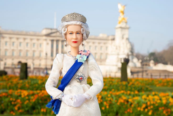 La reina Isabel II recibe su propia Barbie para celebrar su 96 cumpleaños