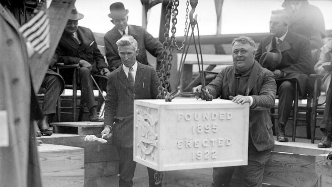 Detroit Yacht Club opens 100-year-old time capsule