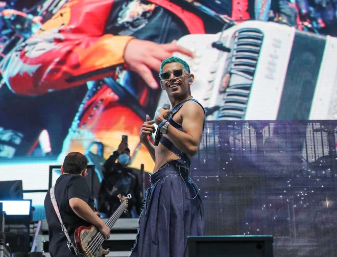 Grupo Firme se presenta en el escenario de Coachella en el Festival de Música y Artes de Coachella Valley en Indio, California, el 22 de abril de 2022.