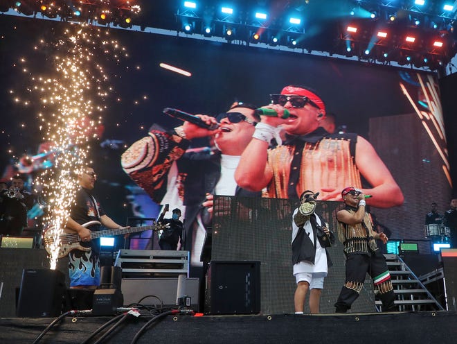 Grupo Firme se presenta en el escenario de Coachella en el Festival de Música y Artes de Coachella Valley en Indio, California, el 22 de abril de 2022.