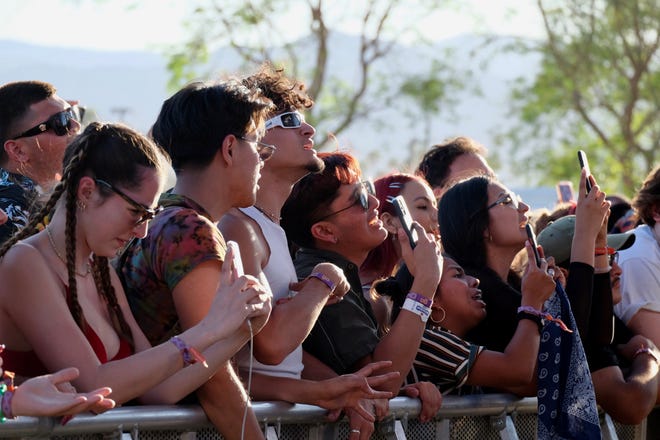 El cantautor Cuco se presenta con sus compañeros de banda en el Festival de Música y Artes de Coachella Valley en Indio, California, el 23 de abril de 2022.