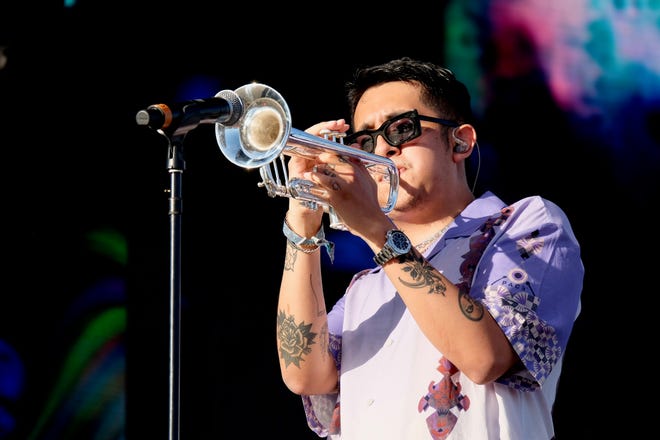 El cantautor Cuco se presenta con sus compañeros de banda en el Festival de Música y Artes de Coachella Valley en Indio, California, el 23 de abril de 2022.