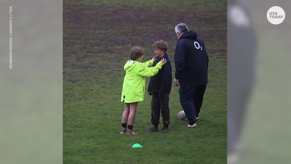 Little rugby player gives pep talk to teammate