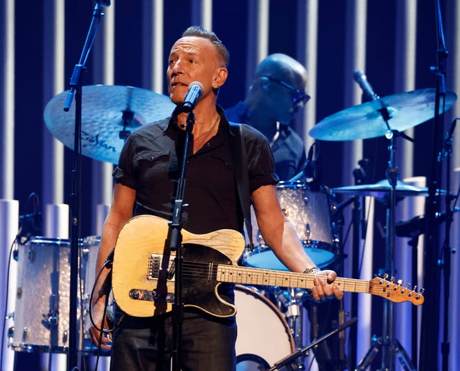Bruce Springsteen treedt op op het podium tijdens de Mark Twain Award for American Humor in het Kennedy Center op 24 april 2022 in Washington.
