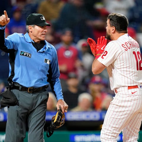 Kyle Schwarber reacts to umpire Angel Hernandez af