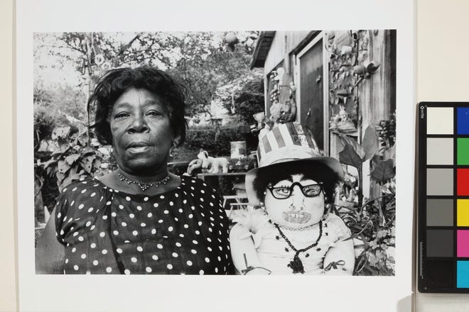 People artist’s operate on display screen in Springfield People artist’s operate on display screen in Springfield