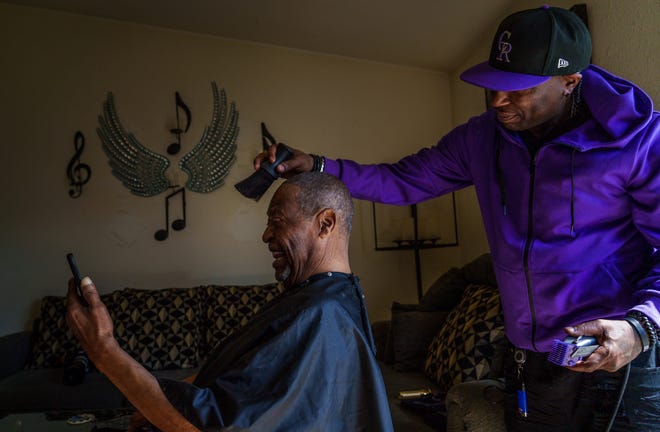 Thợ cắt tóc ở Indianapolis Derrick McDee cắt tóc cho Fred Norris bên trong nhà của Norris ở East Side của thành phố, Thứ Ba, ngày 15 tháng Ba năm 2022.  McCatty bắt đầu cắt tóc ở nhà khi khả năng di chuyển của Norris trở nên khó khăn. "Khi anh ấy không xuống được cầu thang, tôi đi ra đây." McGee nói. "Tôi không nhớ anh ta với tư cách là một khách hàng." Hai người đã phát triển một tình bạn thân thiết.  Norris thường không kể về quãng thời gian làm lính thủy đánh bộ ở Việt Nam, nhưng chia sẻ những câu chuyện với McDee.  Trong khi cắt tỉa tóc, Norris gọi cho một người bạn từng phục vụ trong Tiểu đoàn 3, Thủy quân lục chiến 3, Bill Stiles.  Ngoài Styles, Norris còn tiếp xúc với 3/3, King và Pipkins, hai cựu binh Việt Nam da đen.