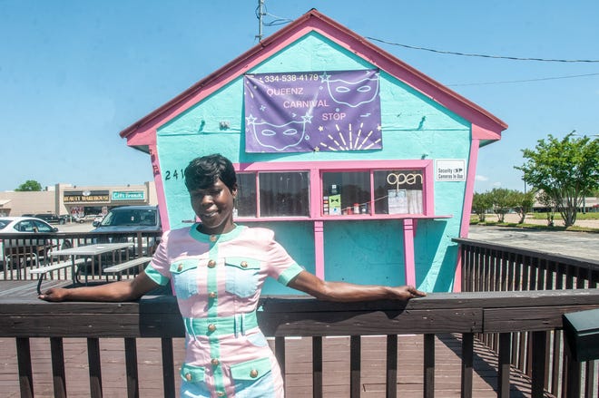 Monique Clark, tüm yıl boyunca karnaval tarzı yemek yiyebileceğiniz Montgomery'deki Queenz Karnaval Durağı'nın sahibi ve burada yemek yapıyor.