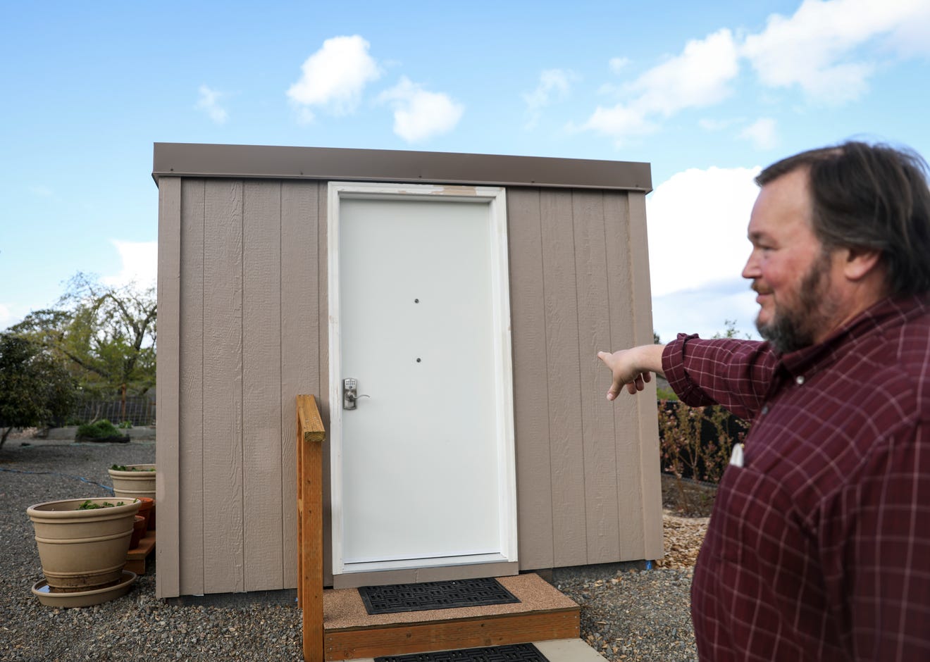 this-oregon-couple-hosts-a-micro-shelter-for-a-homeless-woman-in-salem
