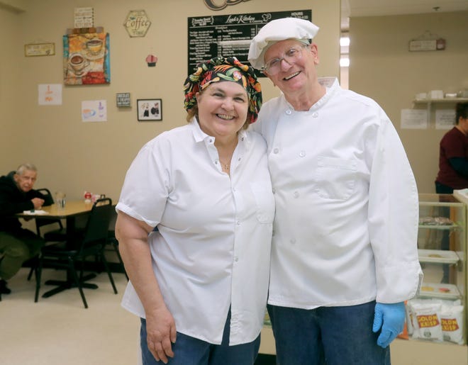 Leah and Randy Francis are calling it quits after running Leah’s Kitchen for 18 years inside the Fairway Center in West Akron.