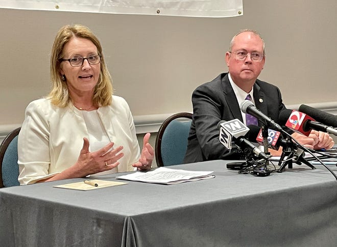 La administradora de la Agencia Federal para el Manejo de Emergencias, Deanne Criswell, y el director del Centro Nacional de Huracanes, Ken Graham, hablan con los medios de comunicación durante una conferencia de prensa el 13 de abril en la Conferencia Nacional de Huracanes en Orlando.