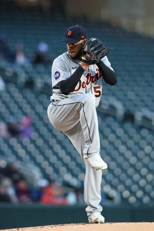 El lanzador de los Tigres, Eduardo Rodríguez, hace un lanzamiento contra los Mellizos en la primera entrada el martes 26 de abril de 2022 en Minneapolis.