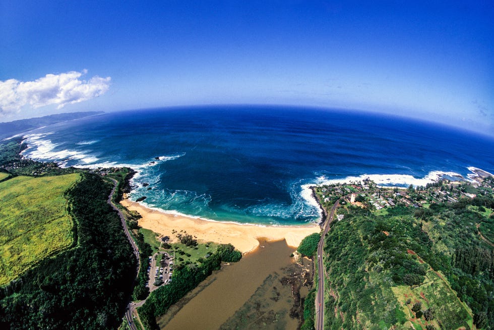 Sraigtasparnio vaizdas rodo Waimea įlanką šiauriniame Oahu krante, Havajuose.