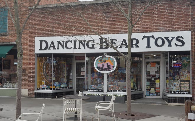 „Dancing Bear Toys“ buvo oficialiai įsikūrusi adresu 418 N. Main St.  Hendersonvilyje.