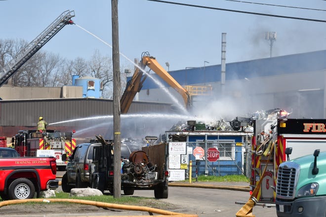Petugas pemadam kebakaran melawan api di fasilitas daur ulang Warren