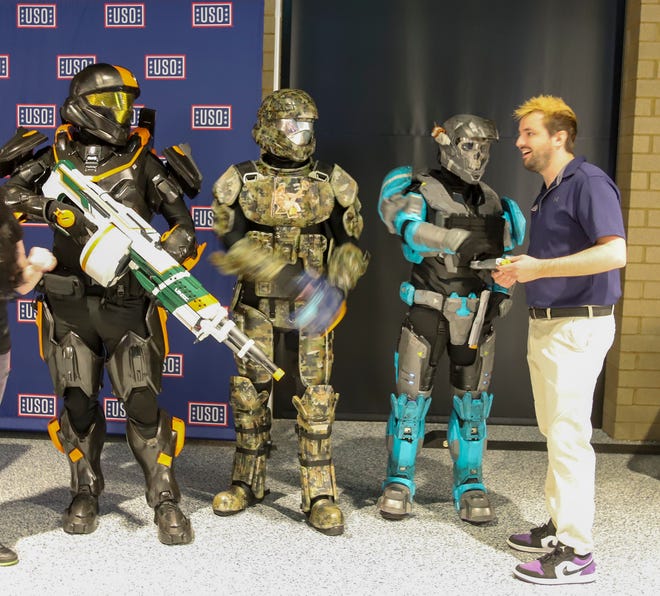 Les personnages de la série de jeux vidéo Halo interagissent avec les invités lors de la cérémonie d'ouverture du complexe de jeu à la base aérienne d'Egli.