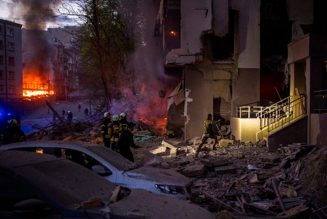 Layanan darurat merespons di daerah tersebut menyusul ledakan di Kyiv, Ukraina pada Kamis, 28 April 2022. Rusia menyerang ibu kota Ukraina, Kyiv, tak lama setelah pertemuan antara Presiden Volodymyr Zelenskyy dan Sekretaris Jenderal PBB AntÃ³nio Guterres pada Kamis malam.