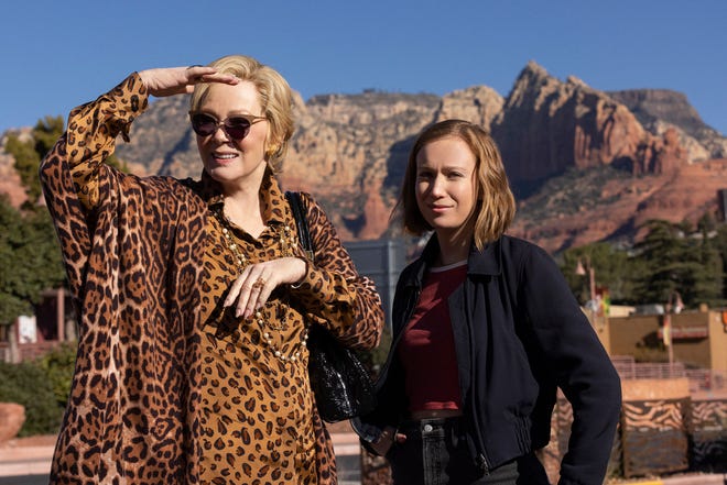 Jean Smart and Hannah Einbinder in Season 2 of "hacks."
