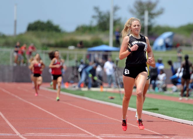 Sarah Shulze in the lead en route to winning the Division 3 1,600-meter title for Oak Park High School in California.