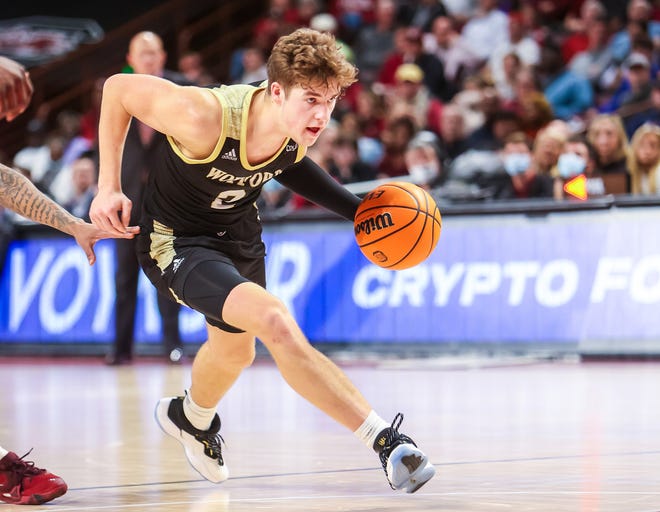 Max Klesmit averaged 14.9 points, 2.8 rebounds, 1.9 assists and 1.6 steals per game last season for Wofford as a sophomore.