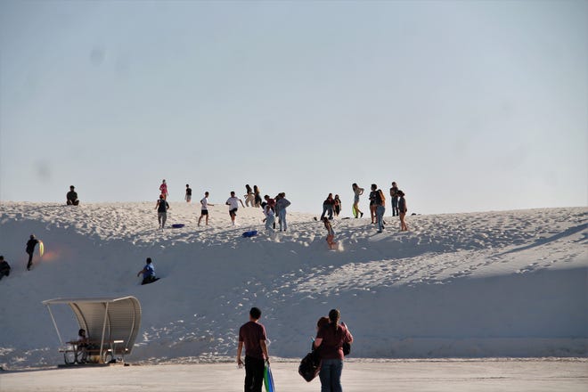 Los estudiantes de cine disfrutan de una tarde en el Parque Nacional White Sands después de la proyección de la película y la ceremonia de premiación en el Festival de Cine Desert Light 2022 el 29 de abril de 2022 en Alamogordo.  El Festival de Cine Desert Light rinde homenaje a las películas de secundaria y preparatoria de Nuevo México.