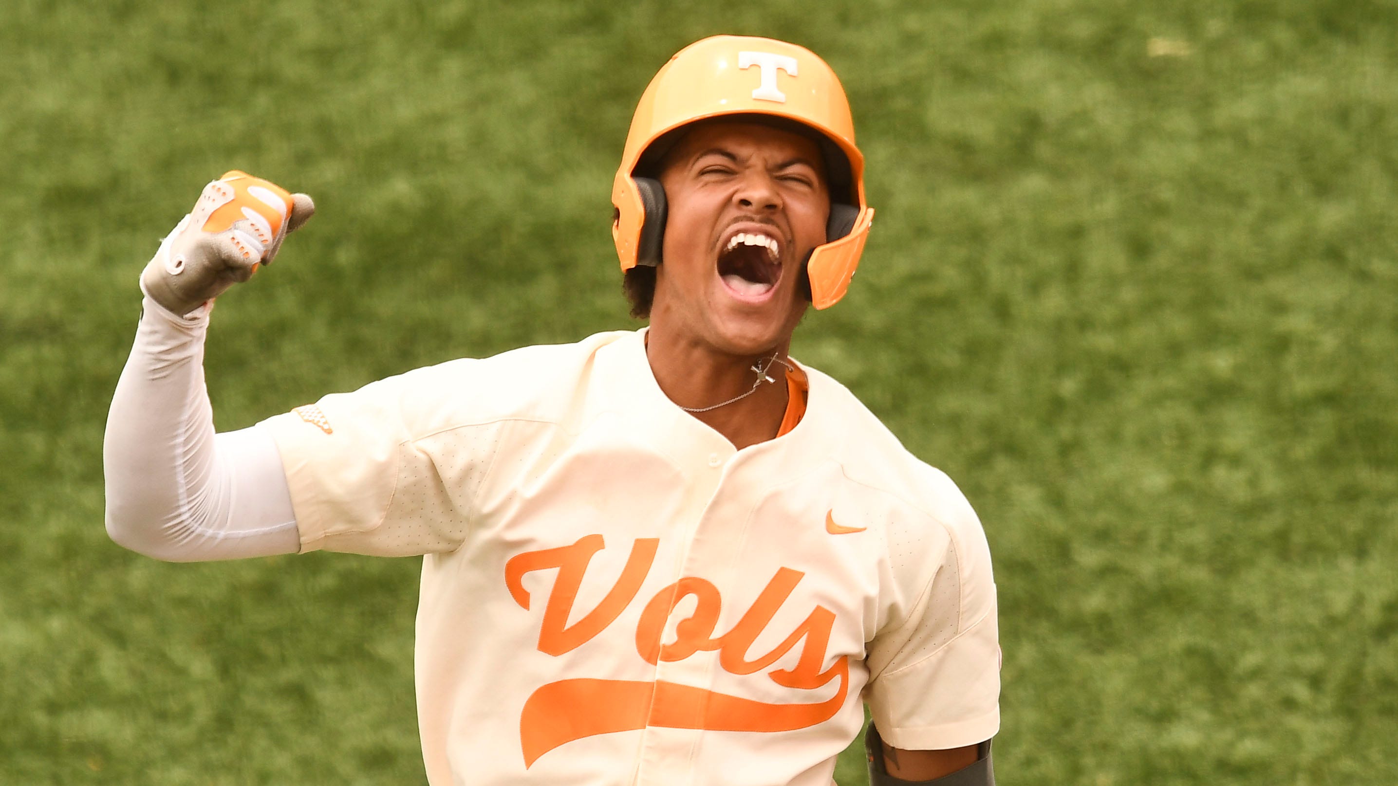 Tennessee baseball reaches 40win mark with 53 seriesclinching win