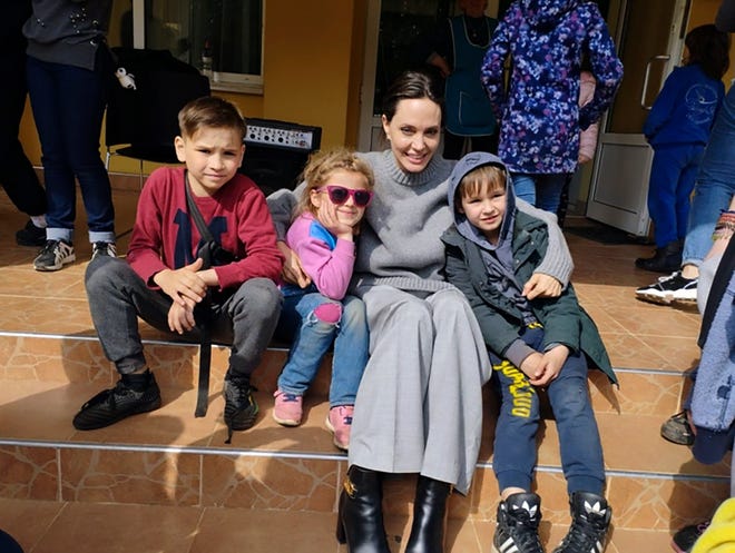 Анджелина Джоли посещава Украйна, напуска гарата сред сирени