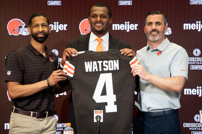Mar 25, 2022; Berea, OH, USA;  Cleveland Browns quarterback Deshaun Watson poses for a photo with general manager Andrew Berry, left and head coach Kevin Stefanski, right during a press conference at the CrossCountry Mortgage Campus. Mandatory Credit: Ken Blaze-USA TODAY Sports ORG XMIT: IMAGN-485978 ORIG FILE ID:  20220325_kab_bk4_011.JPG