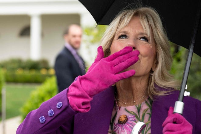 Jill Biden se întâlnește cu refugiați ucraineni „neuitați” în apropierea zonei de război Jill Biden se întâlnește cu refugiați ucraineni „neuitați” în apropierea zonei de război