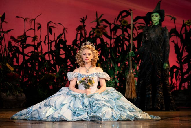 Jennafer Newberry as Glinda and Lissa deGuzman as Elphaba in the national tour of "Wicked"