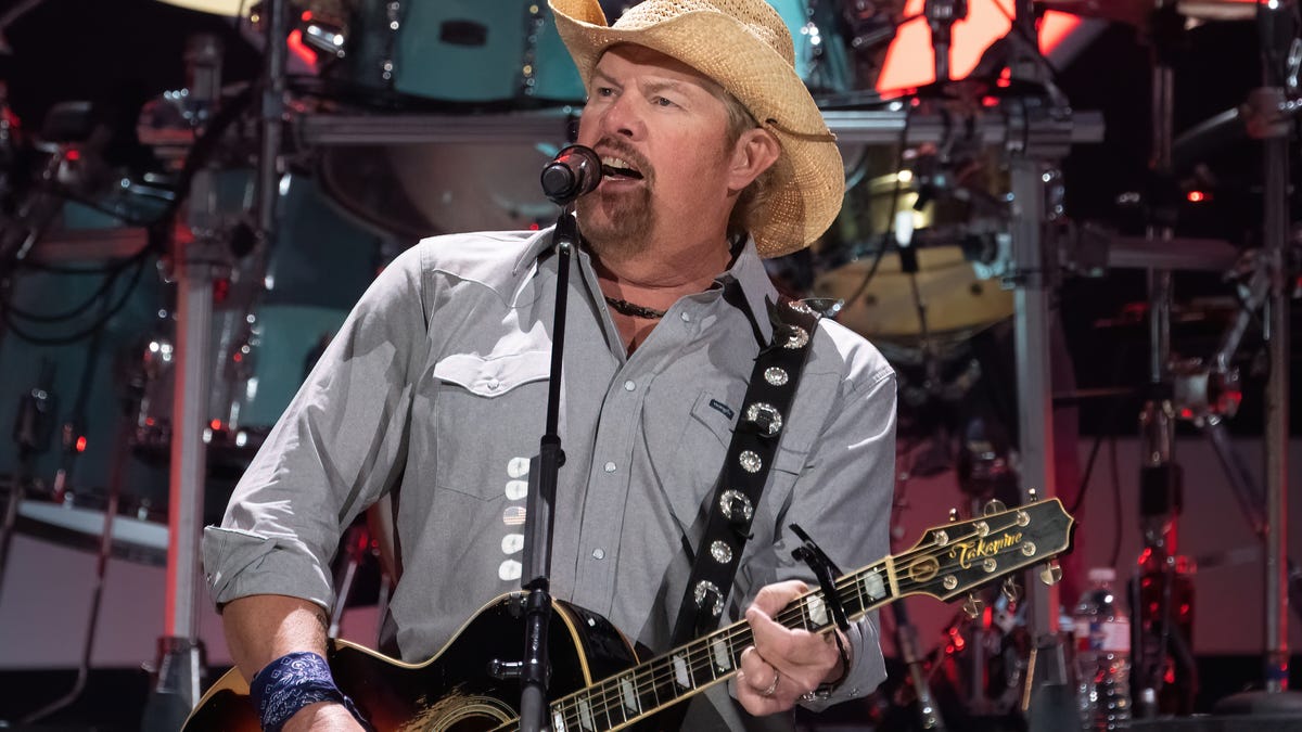 Watch: Toby Keith performs a duet with a famous Cincinnati ...