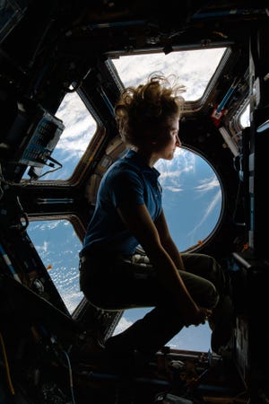 Kayla Baron à bord de la Station spatiale internationale.