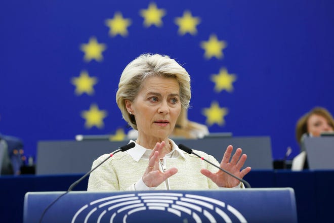 Presiden Komisi Eropa Ursula von der Leyen menyampaikan pidatonya dalam debat tentang konsekuensi sosial dan ekonomi bagi Uni Eropa dari perang Rusia di Ukraina, Rabu, 4 Mei 2022 di Parlemen Eropa di Strasbourg, Prancis timur.