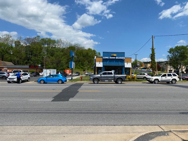 The line of cars for the drive-thru at Long John Silver's on Greenville Avenue in Staunton on May 4, 2022.