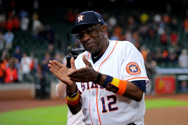 Astros manager Dusty Baker acknowledges the fans following his 2,000th win.