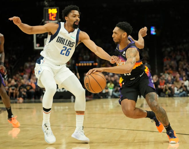 4 Mei 2022; Phoenix, Arizona, AS; Guard Phoenix Suns Cameron Payne (15) dipertahankan oleh guard Dallas Mavericks Spencer Dinwiddie (26) pada Game 2 semifinal Wilayah Barat di Footprint Center.