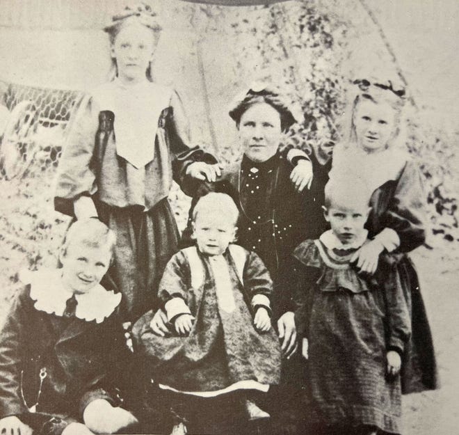 Bettie Henderson Sims with her children, Mossie, Eva, Harvey, Brown, Hattie; 1904. Courtesy of "Polk County, North Carolina History")