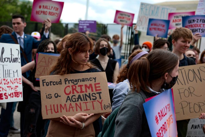 Activistas por el derecho al aborto asisten a una manifestación frente al edificio de la Corte Suprema de EE. UU. el 5 de mayo de 2022 en Washington, DC.