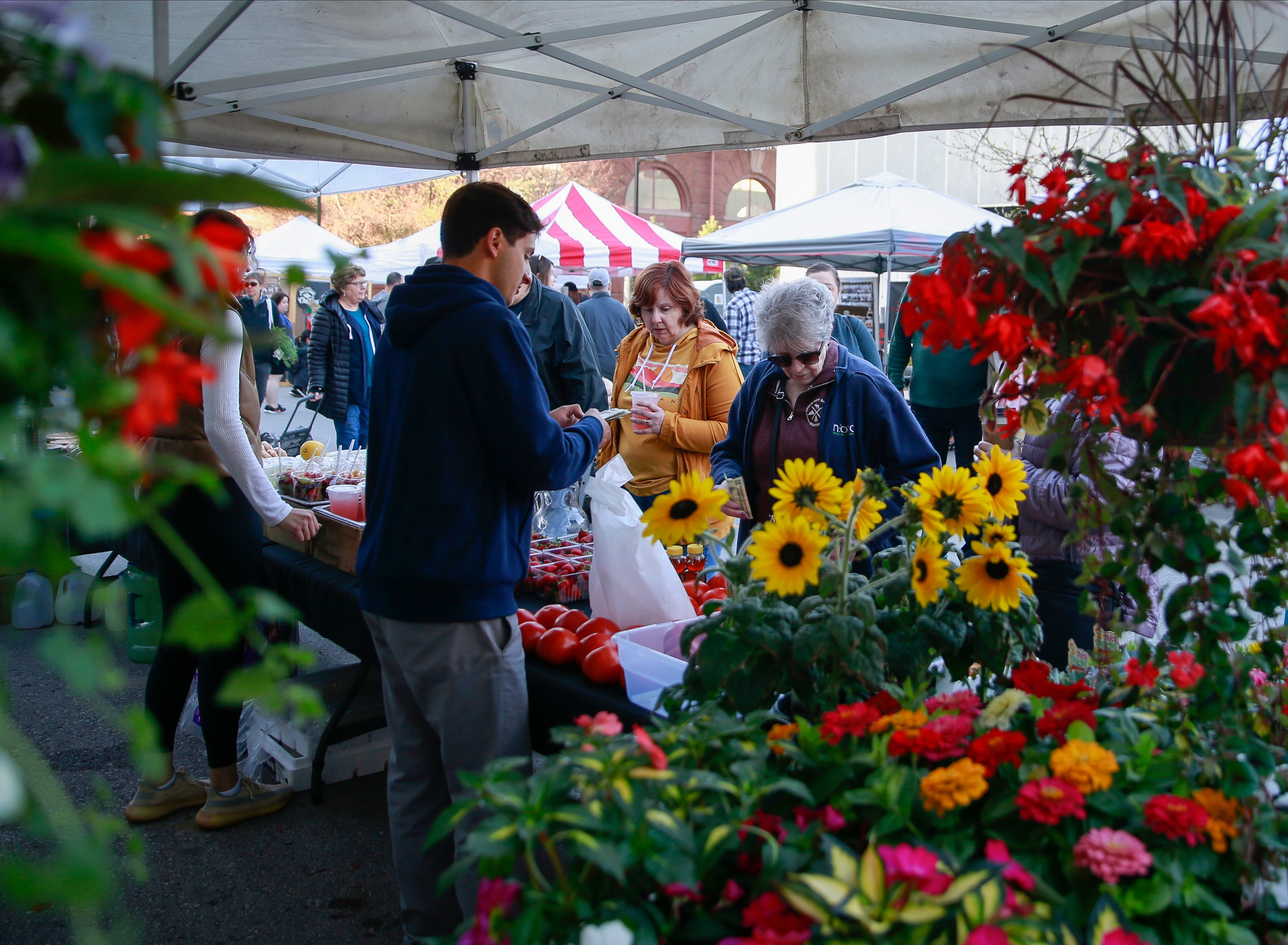 The 2025 Downtown Des Moines Farmers' Market opens May 6