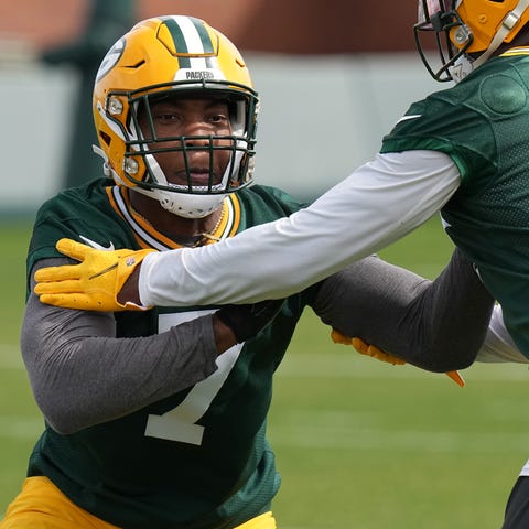 Quay Walker (7) works with Ray Wilborn (57)during 