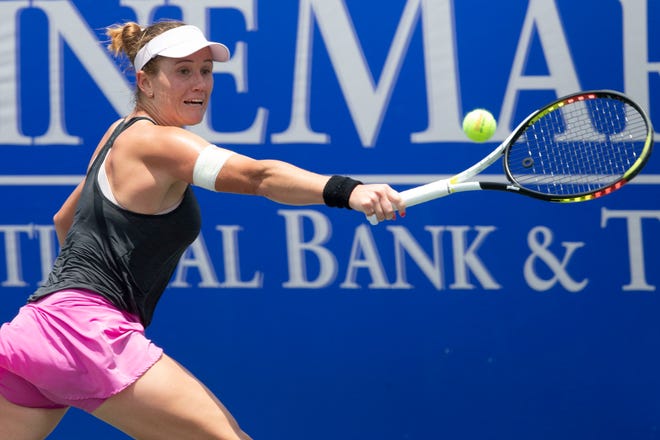 Katarzyna Kawa (Polonia) returnează mingea în timpul finalei de simplu din Campionatul feminin de tenis FineMark dintre Gabriella Lee (ROU) și Katarzina Kawa (Polonia), duminică, 8 mai 2022, la Bonita Bay Club din Bonita Springs, Florida.  L-a învins pe Lee Kawa cu 6-1, 6-3.